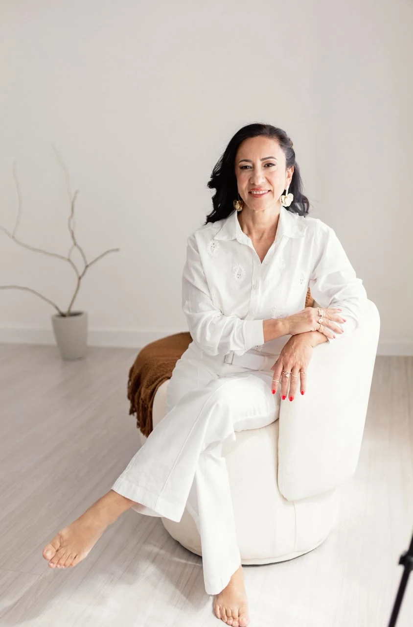 Dra. Elizandra Ávalos em retrato profissional