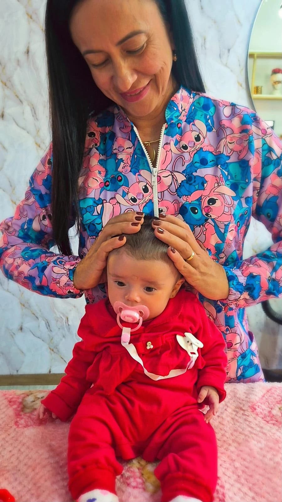 Dra. Elizandra realizando atendimento de Osteopatia Pediátrica em um bebê